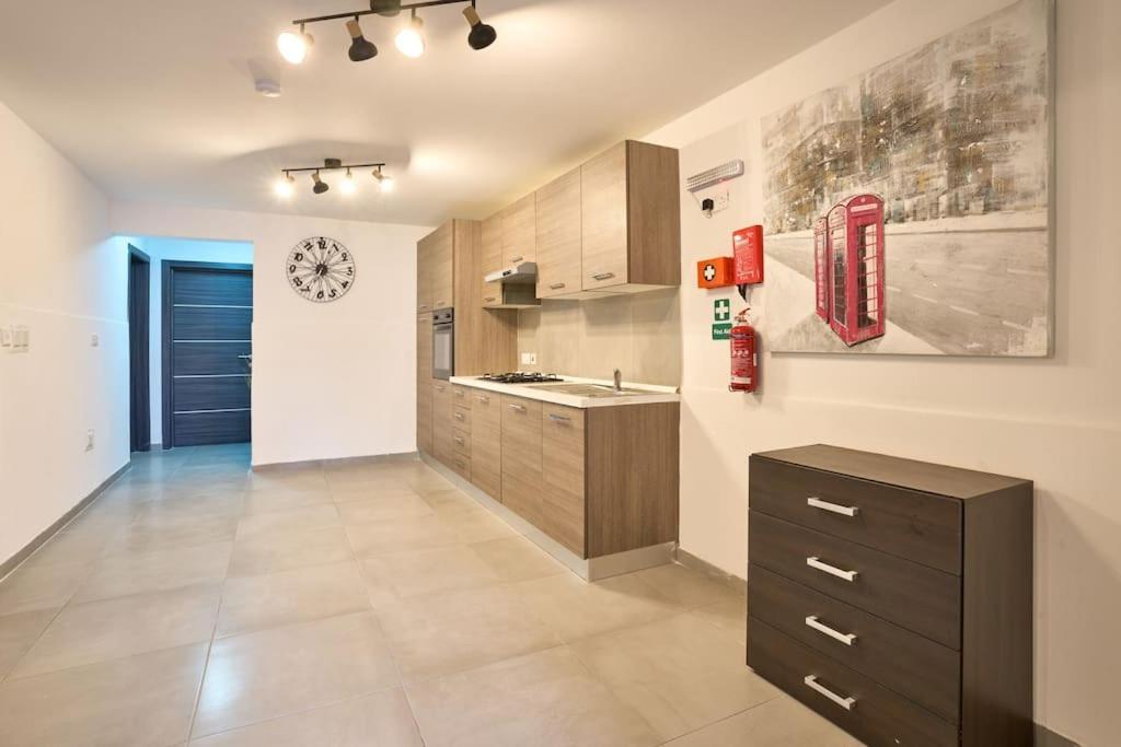 Urban Front - Walking Distance From Paceville And St George Bay Beach Is-Swieqi Екстер'єр фото